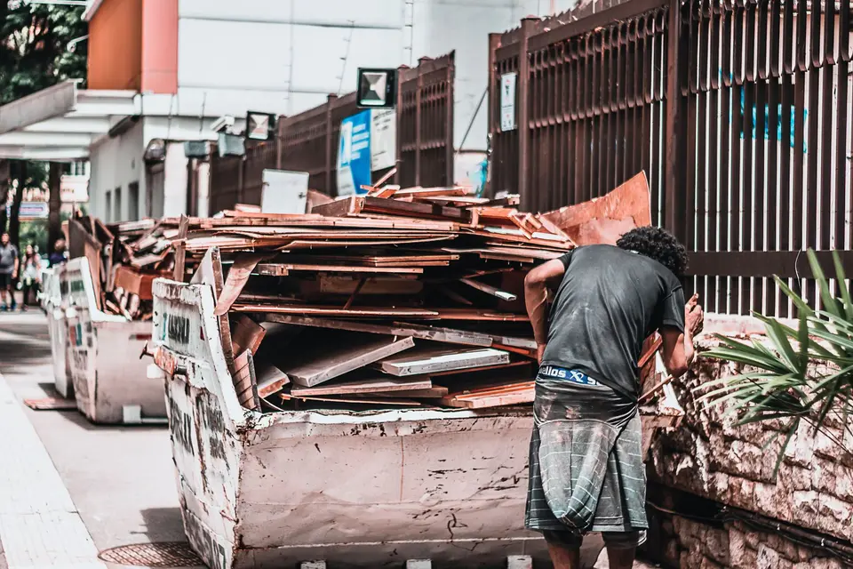Benne remplie de débris de chantier dans une rue
